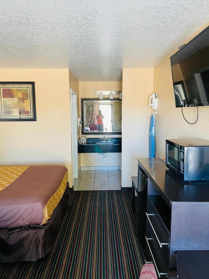 Sona Inn Dilley Экстерьер фото