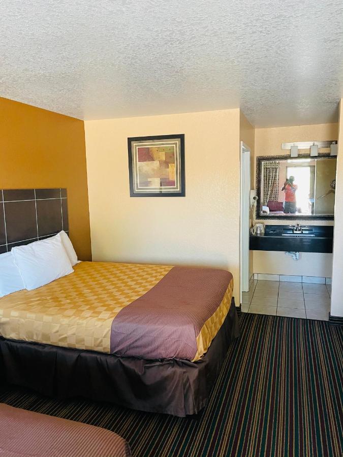Sona Inn Dilley Экстерьер фото